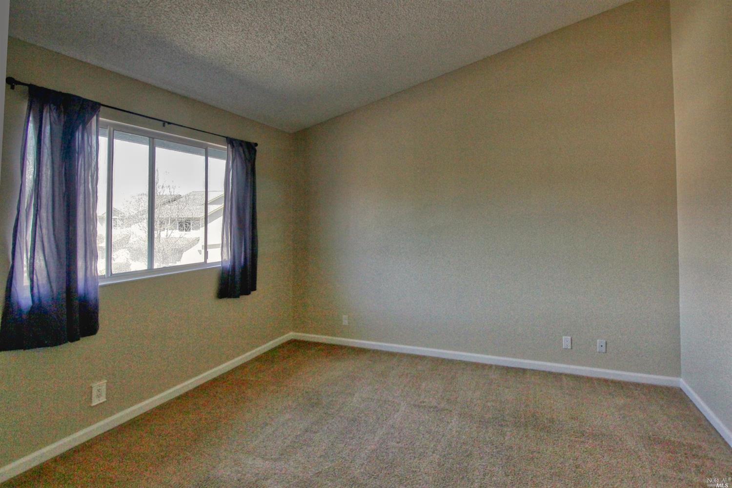 Detail Gallery Image 15 of 17 For 21 Regents Cir, Rohnert Park,  CA 94928 - 3 Beds | 2/1 Baths