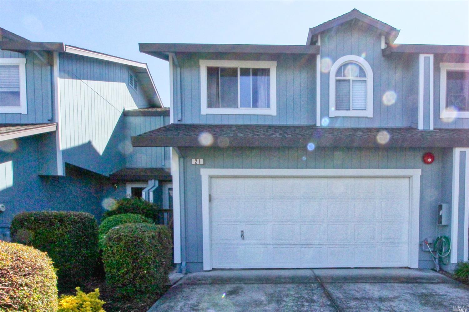 Detail Gallery Image 2 of 17 For 21 Regents Cir, Rohnert Park,  CA 94928 - 3 Beds | 2/1 Baths