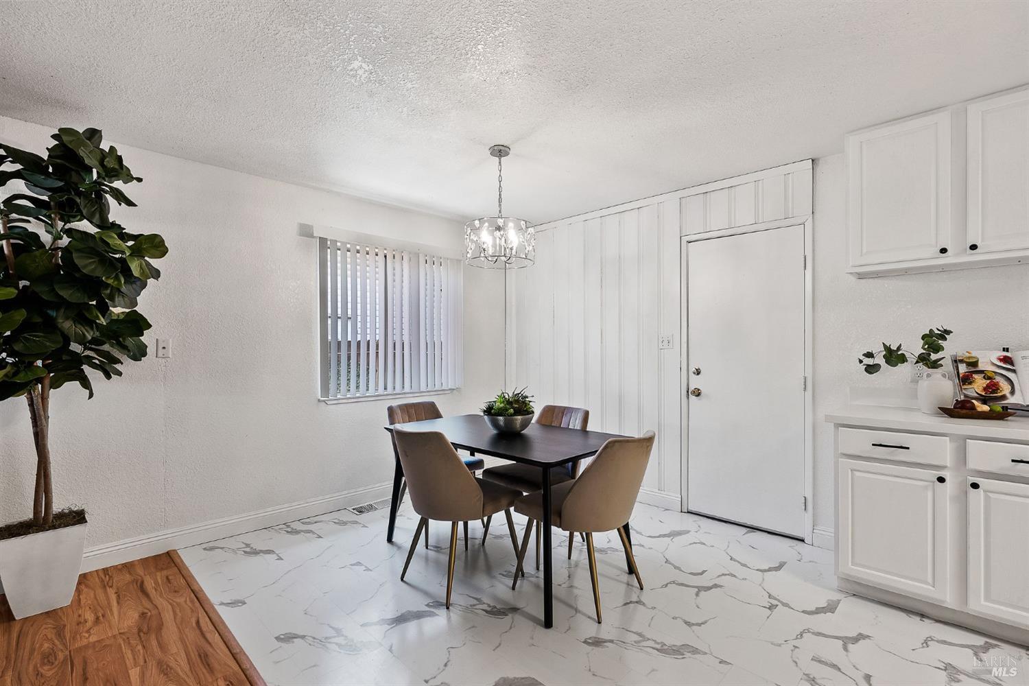 Detail Gallery Image 6 of 34 For 630 Sierra Dr, Dixon,  CA 95620 - 3 Beds | 2 Baths