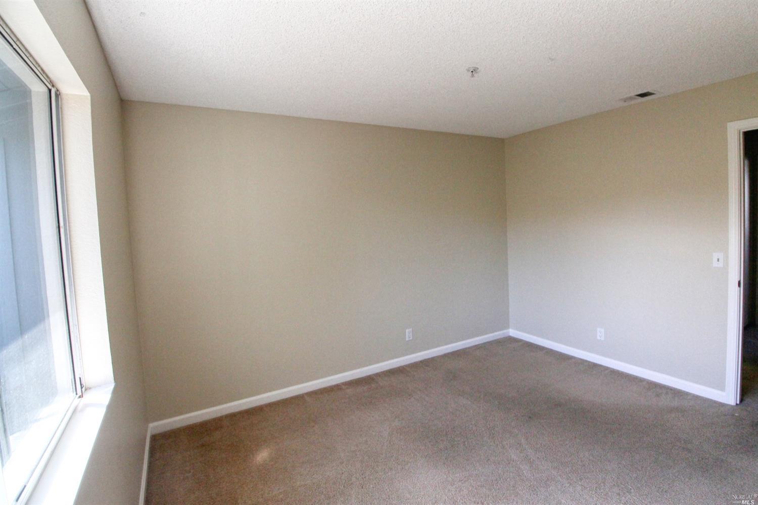 Detail Gallery Image 10 of 17 For 21 Regents Cir, Rohnert Park,  CA 94928 - 3 Beds | 2/1 Baths
