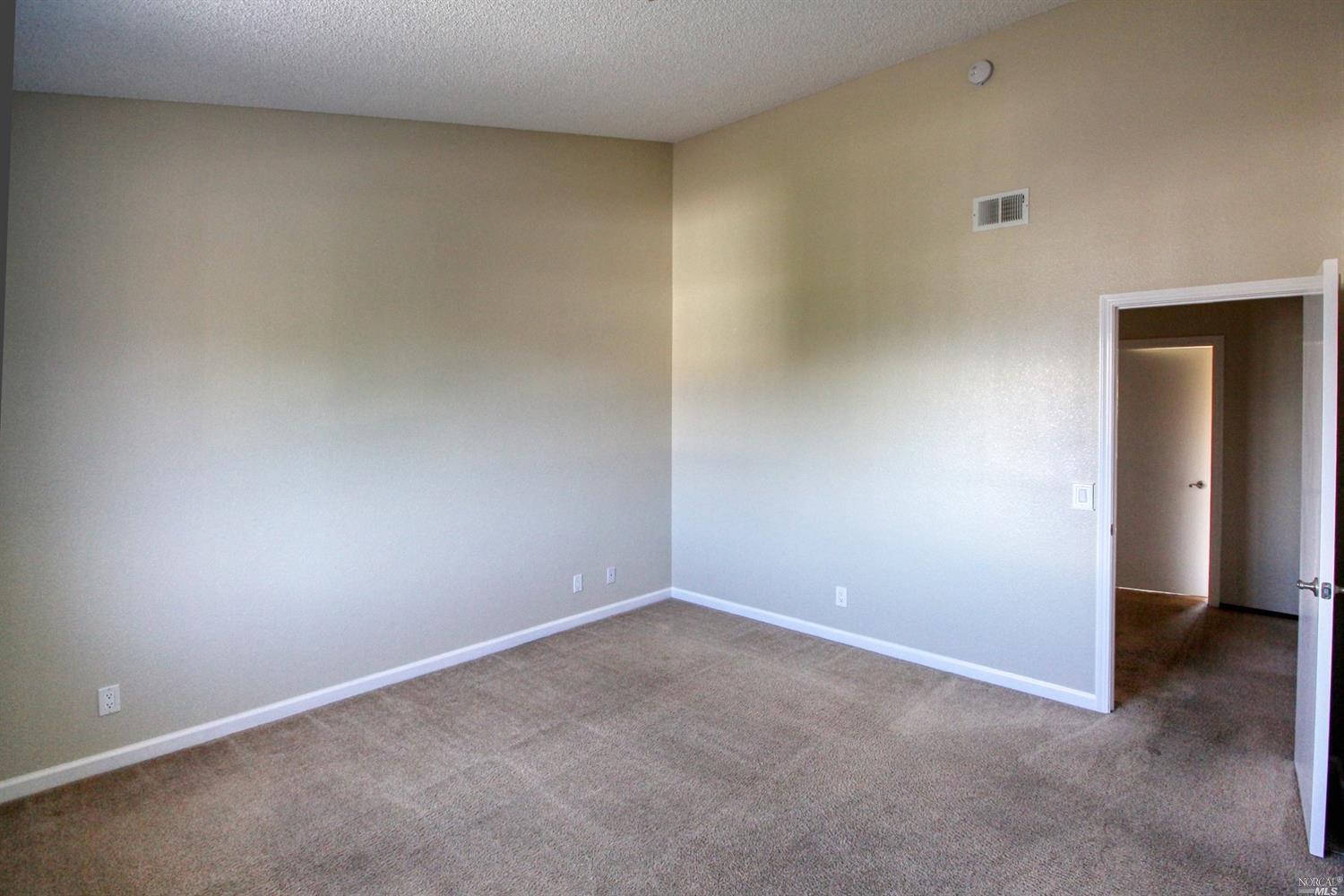 Detail Gallery Image 14 of 17 For 21 Regents Cir, Rohnert Park,  CA 94928 - 3 Beds | 2/1 Baths
