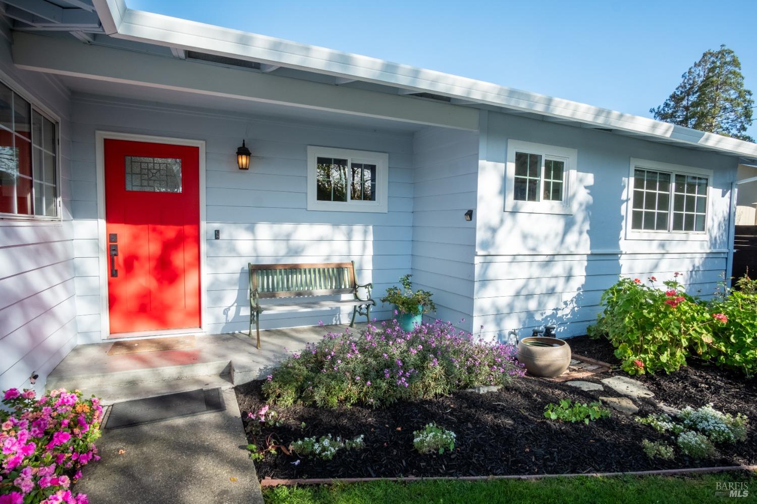 Detail Gallery Image 2 of 38 For 1425 Weaverly Dr, Petaluma,  CA 94954 - 3 Beds | 1/1 Baths