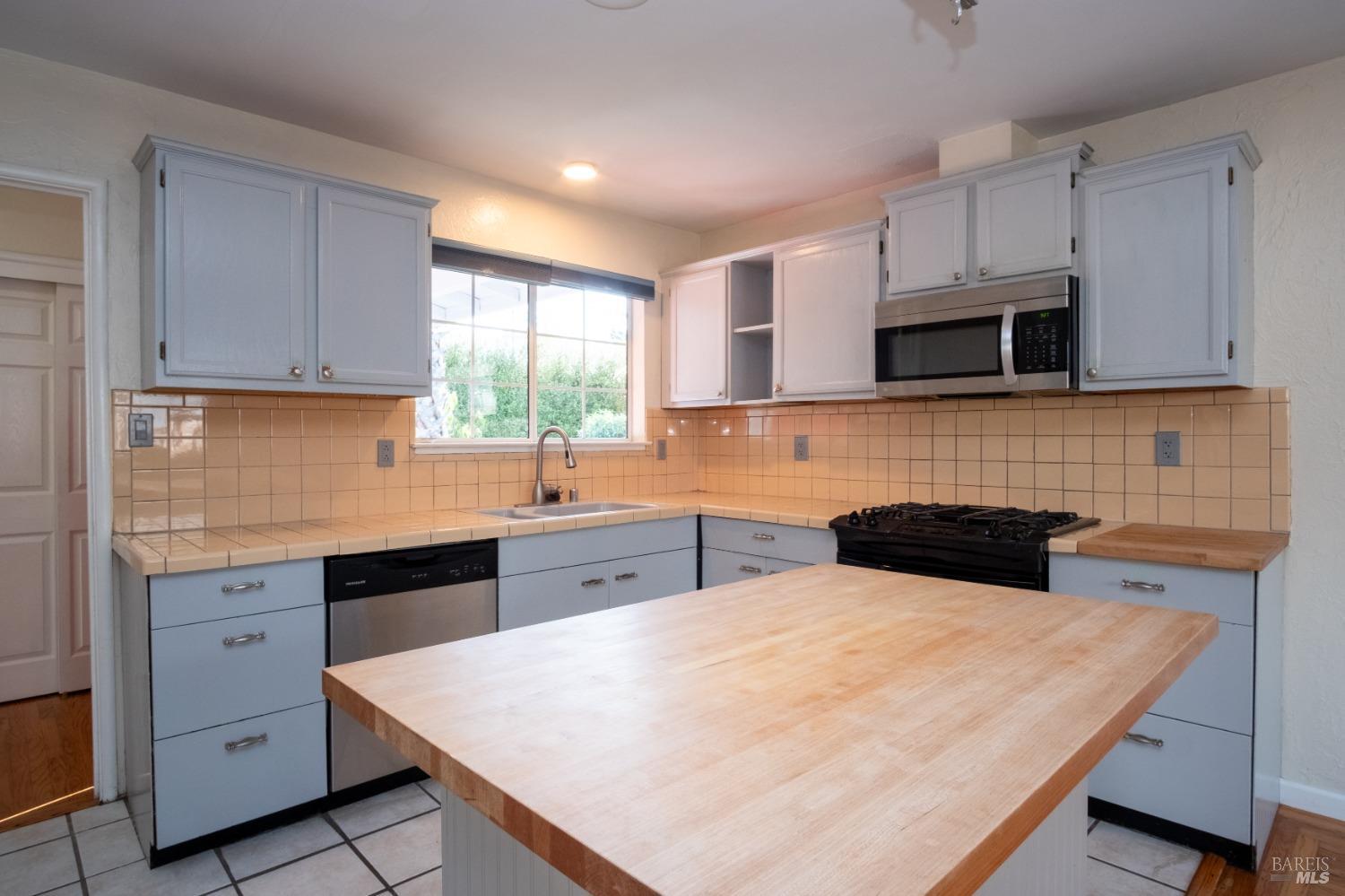 Detail Gallery Image 17 of 38 For 1425 Weaverly Dr, Petaluma,  CA 94954 - 3 Beds | 1/1 Baths