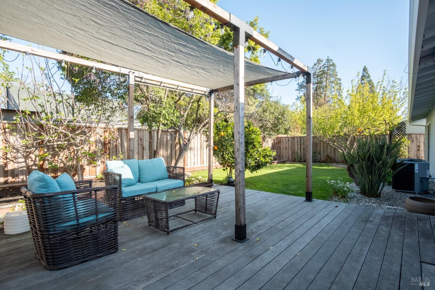 Detail Gallery Image 7 of 38 For 1425 Weaverly Dr, Petaluma,  CA 94954 - 3 Beds | 1/1 Baths