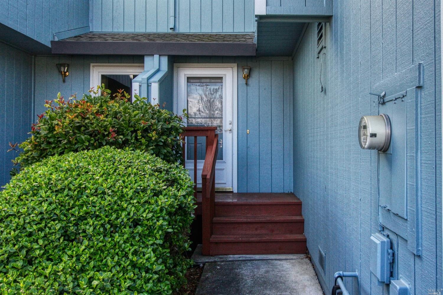 Detail Gallery Image 3 of 17 For 21 Regents Cir, Rohnert Park,  CA 94928 - 3 Beds | 2/1 Baths