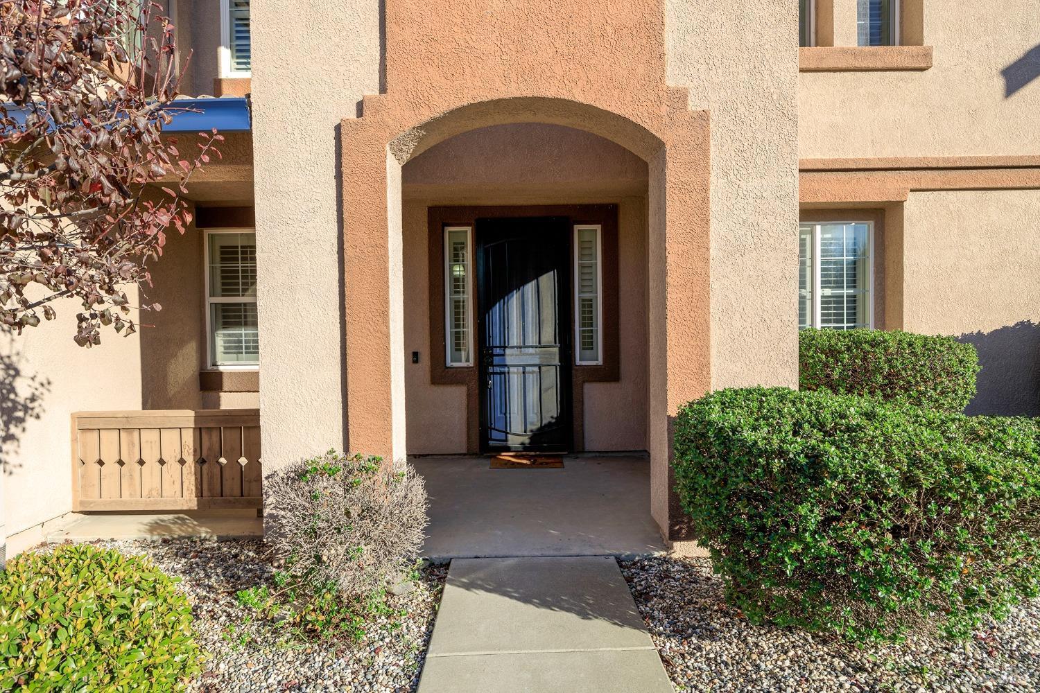 Detail Gallery Image 3 of 43 For 650 Canterbury Cir, Vacaville,  CA 95687 - 6 Beds | 4 Baths