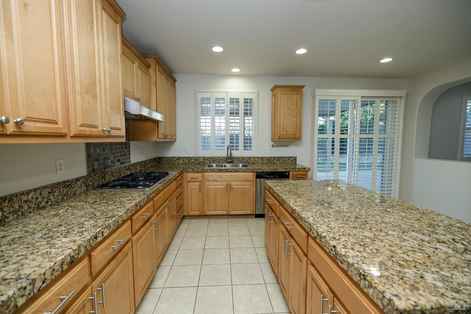 Detail Gallery Image 15 of 43 For 650 Canterbury Cir, Vacaville,  CA 95687 - 6 Beds | 4 Baths