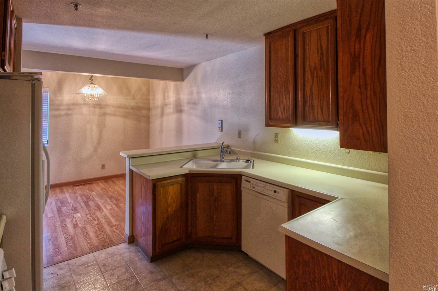 Detail Gallery Image 7 of 17 For 21 Regents Cir, Rohnert Park,  CA 94928 - 3 Beds | 2/1 Baths