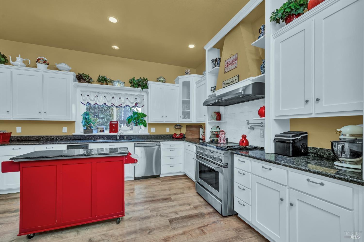 Detail Gallery Image 13 of 38 For 8902 Fox Dr, Cobb,  CA 95426 - 3 Beds | 2/1 Baths