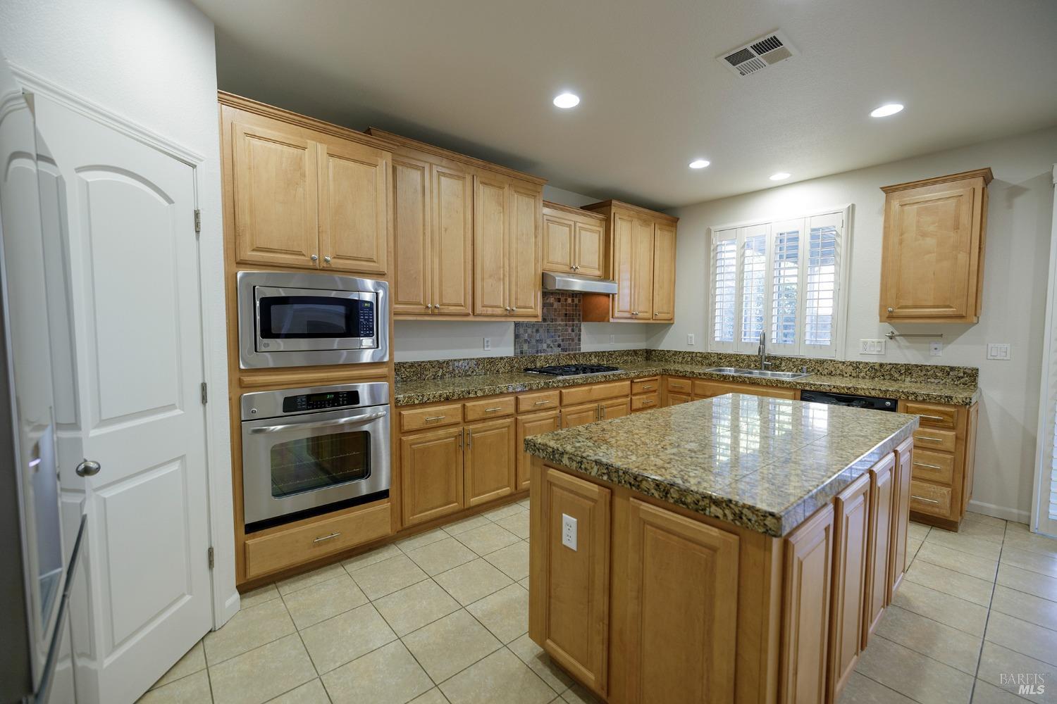 Detail Gallery Image 16 of 43 For 650 Canterbury Cir, Vacaville,  CA 95687 - 6 Beds | 4 Baths