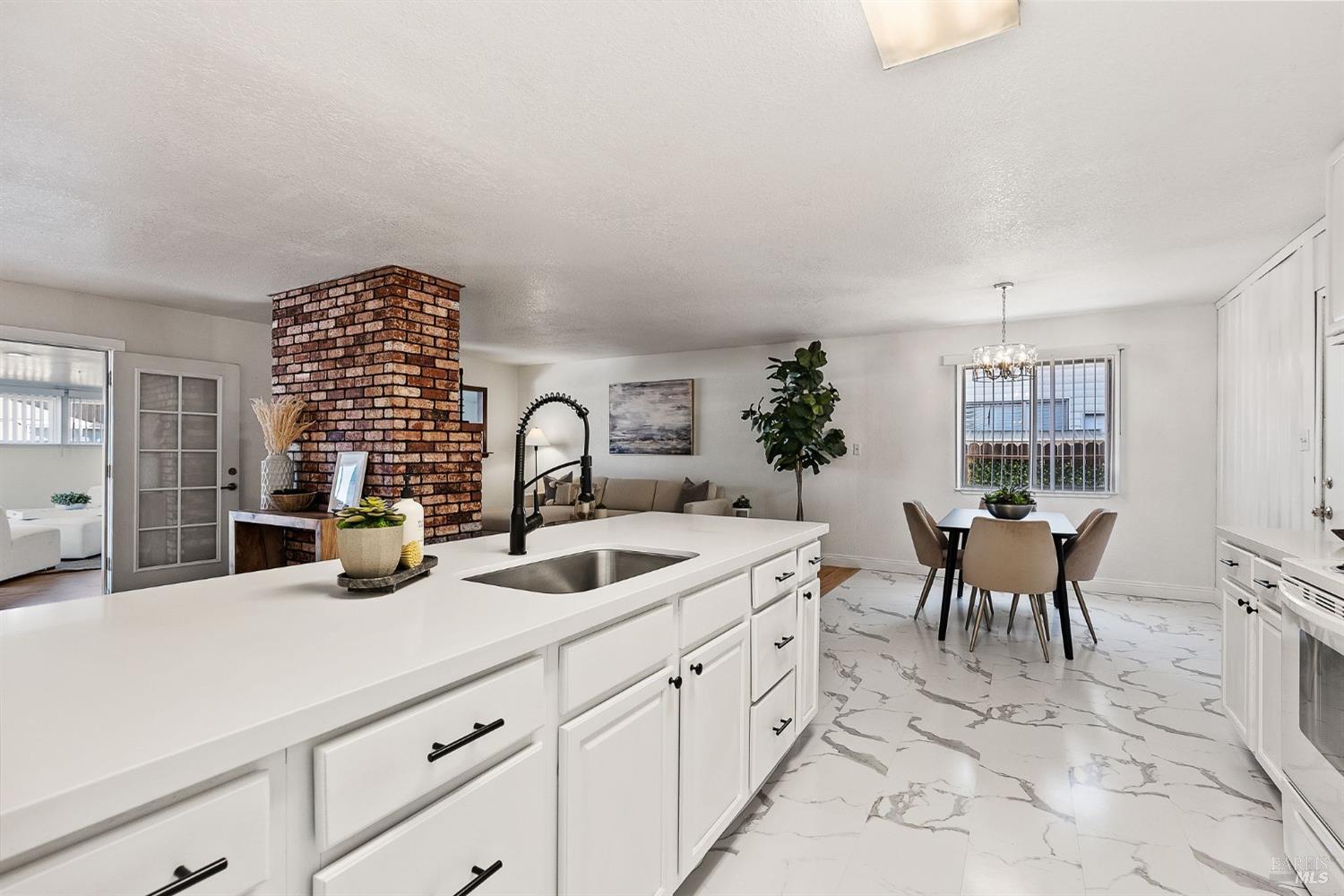 Detail Gallery Image 4 of 34 For 630 Sierra Dr, Dixon,  CA 95620 - 3 Beds | 2 Baths