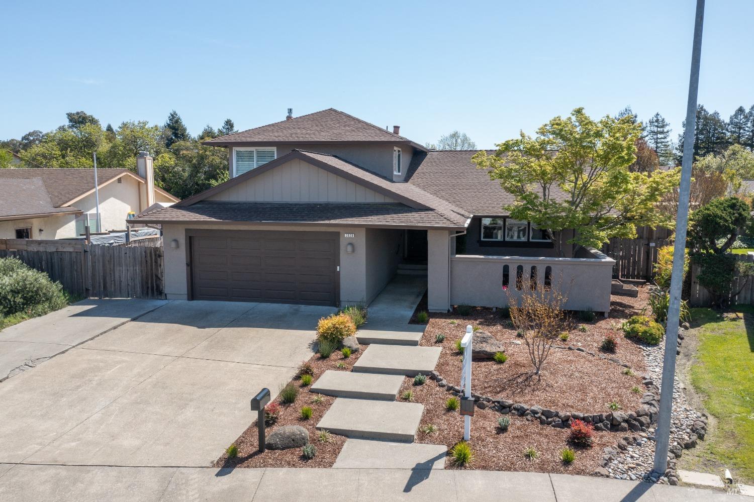 Detail Gallery Image 1 of 1 For 2020 Clydesdale Way, Petaluma,  CA 94954 - 4 Beds | 3 Baths