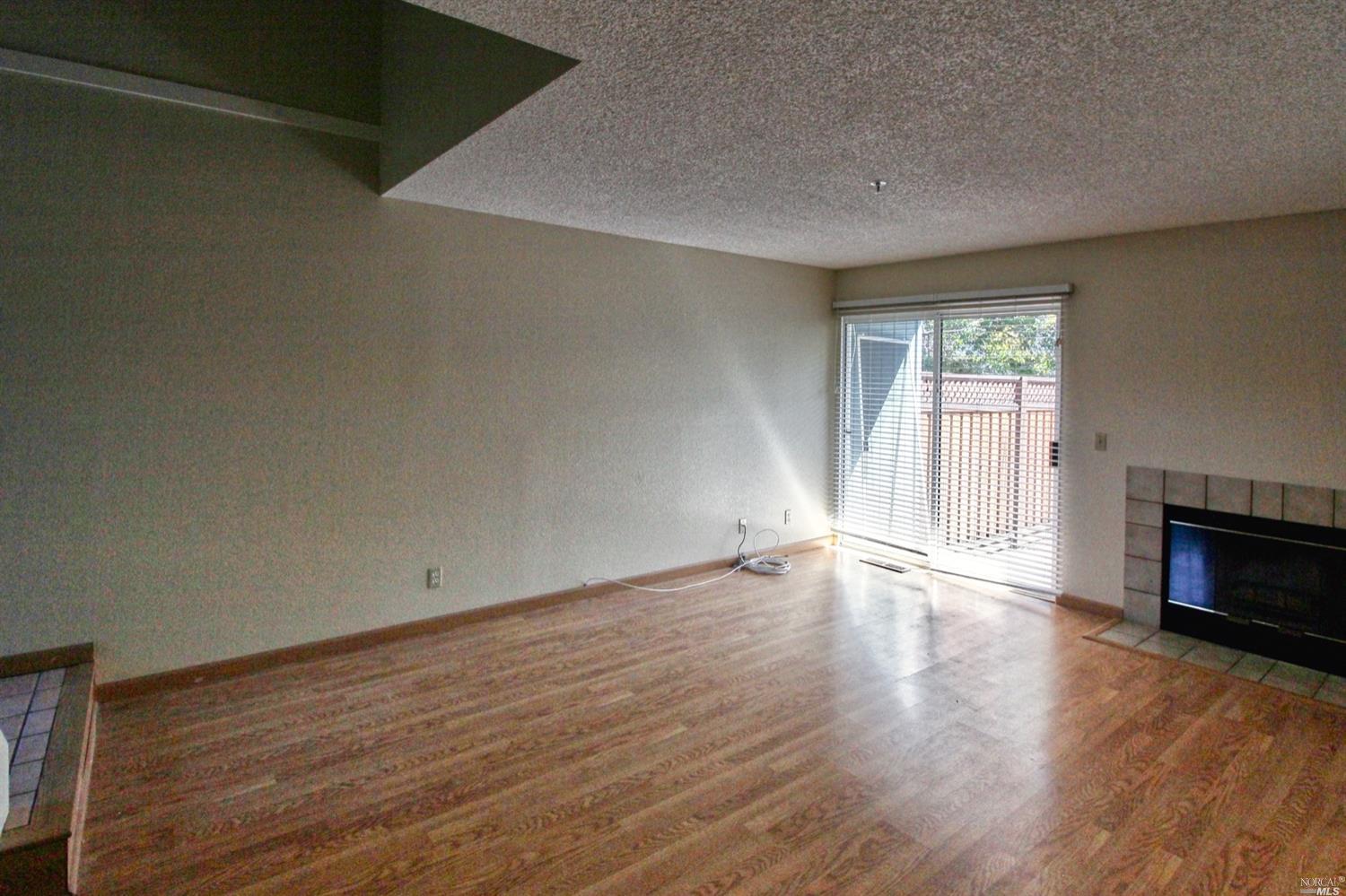 Detail Gallery Image 6 of 17 For 21 Regents Cir, Rohnert Park,  CA 94928 - 3 Beds | 2/1 Baths