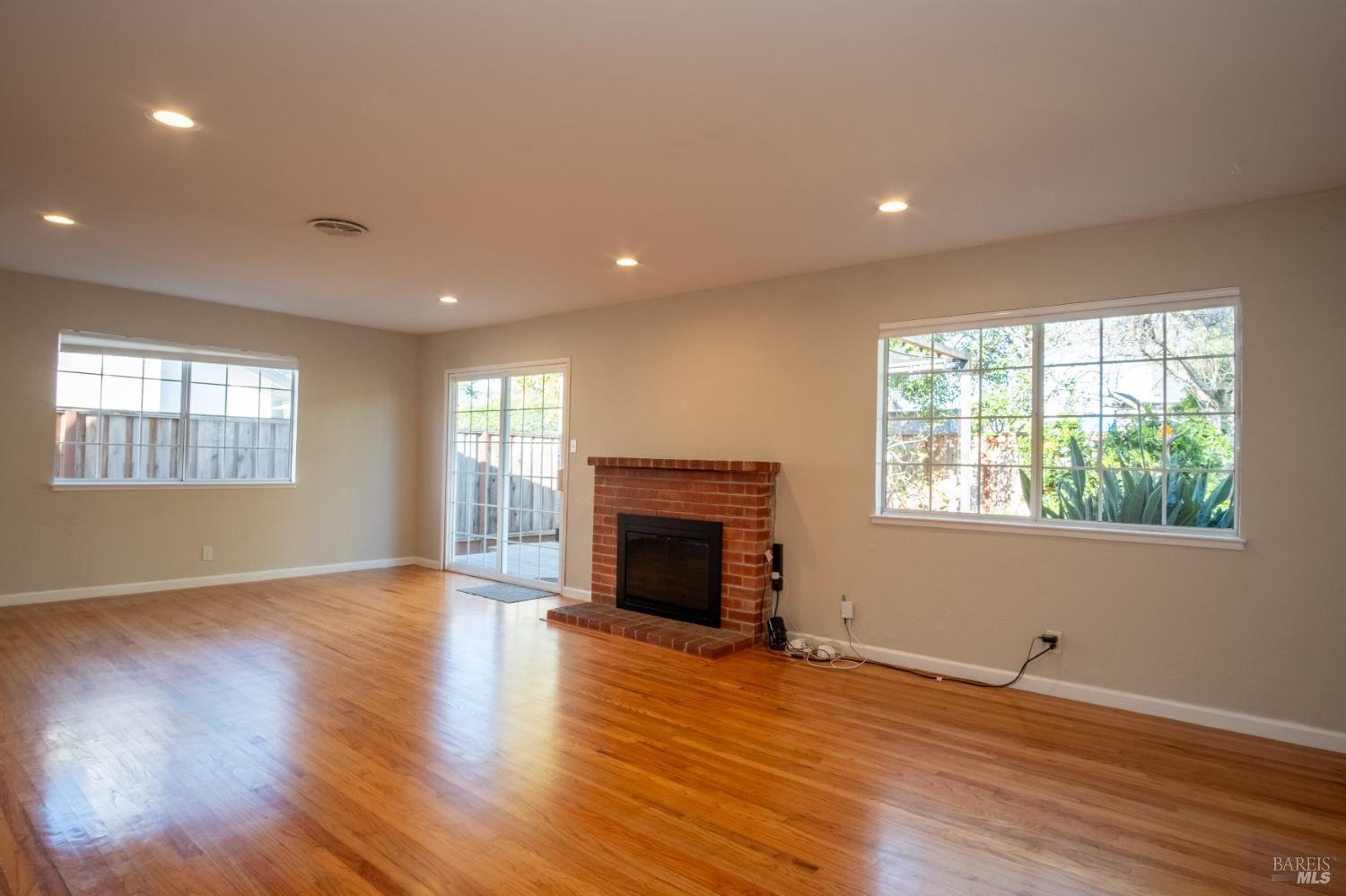 Detail Gallery Image 4 of 38 For 1425 Weaverly Dr, Petaluma,  CA 94954 - 3 Beds | 1/1 Baths