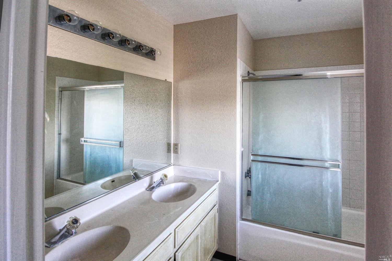 Detail Gallery Image 13 of 17 For 21 Regents Cir, Rohnert Park,  CA 94928 - 3 Beds | 2/1 Baths