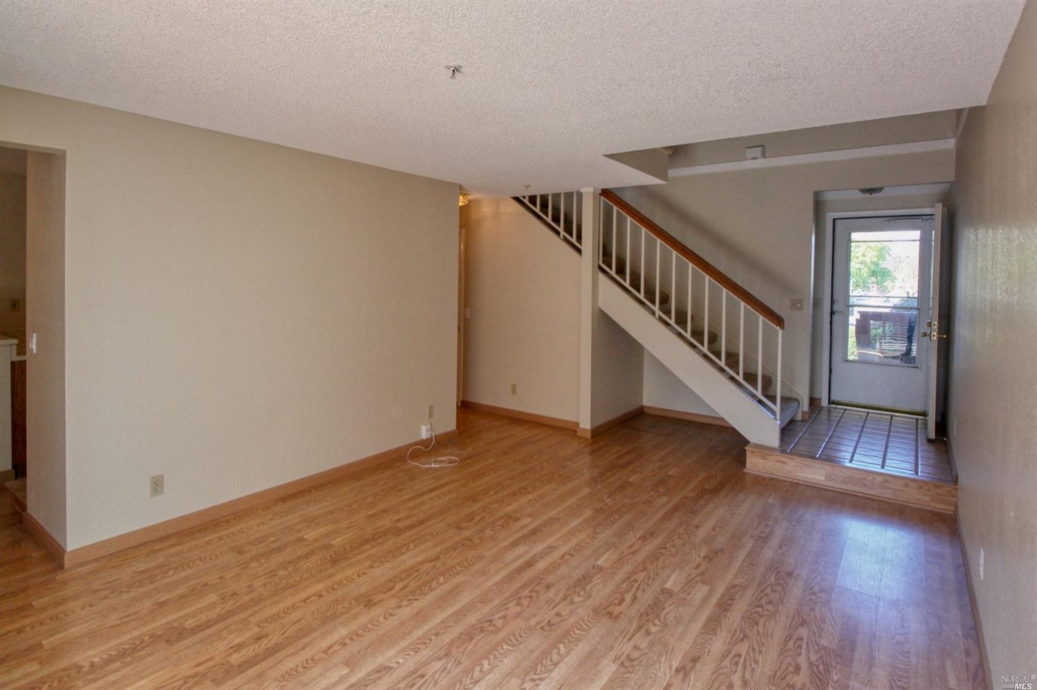 Detail Gallery Image 5 of 17 For 21 Regents Cir, Rohnert Park,  CA 94928 - 3 Beds | 2/1 Baths