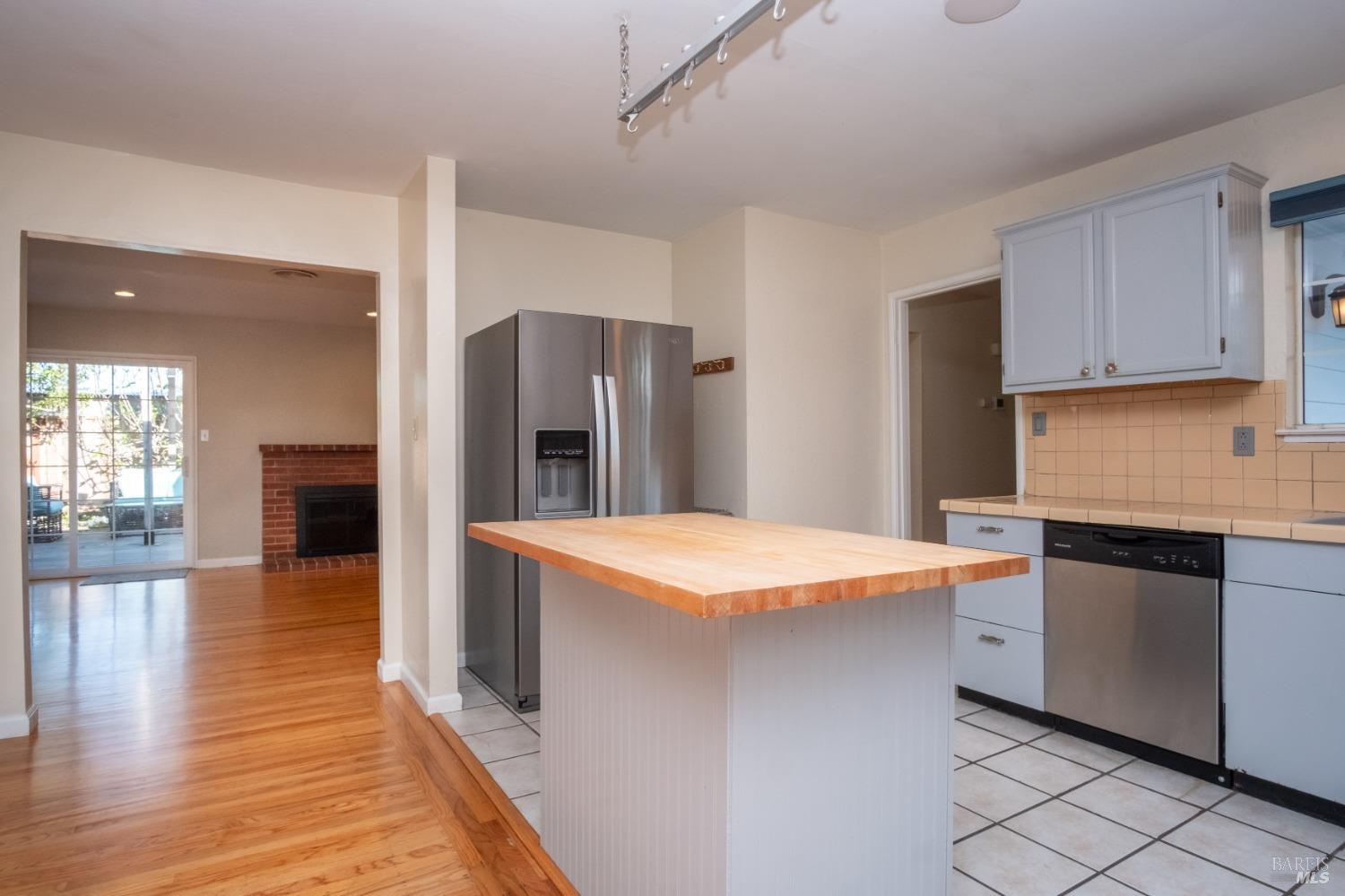 Detail Gallery Image 10 of 38 For 1425 Weaverly Dr, Petaluma,  CA 94954 - 3 Beds | 1/1 Baths