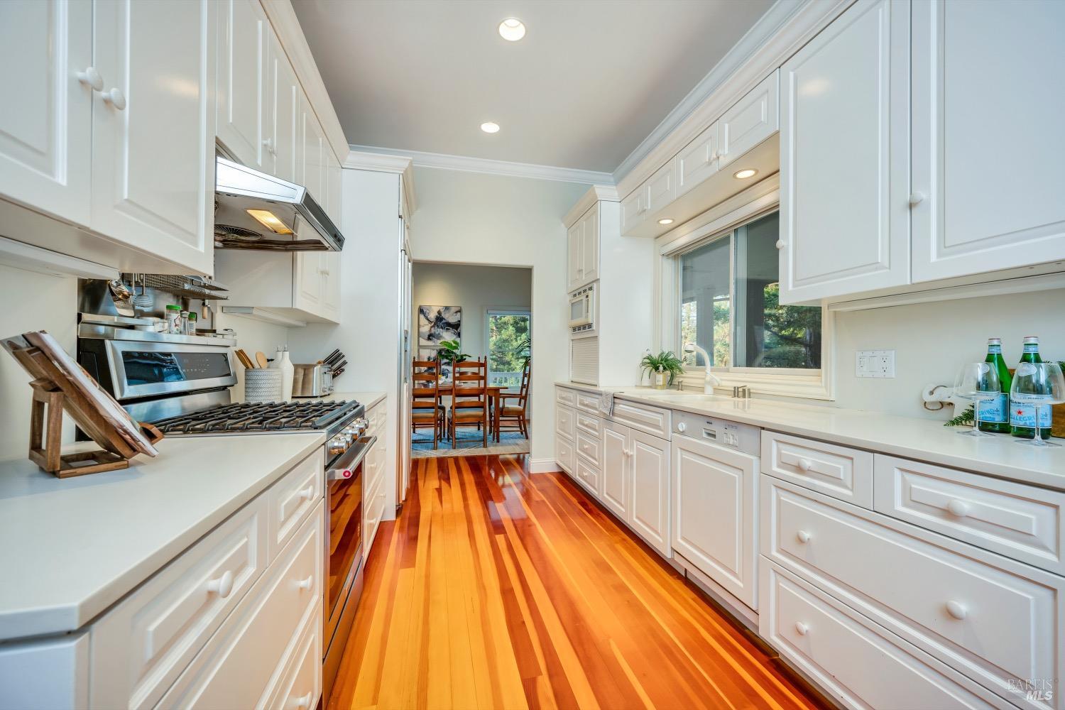 Detail Gallery Image 14 of 62 For 18520 Lakeridge Cir, Hidden Valley Lake,  CA 95467 - 3 Beds | 3/1 Baths