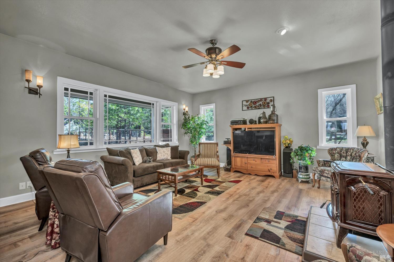 Detail Gallery Image 7 of 38 For 8902 Fox Dr, Cobb,  CA 95426 - 3 Beds | 2/1 Baths