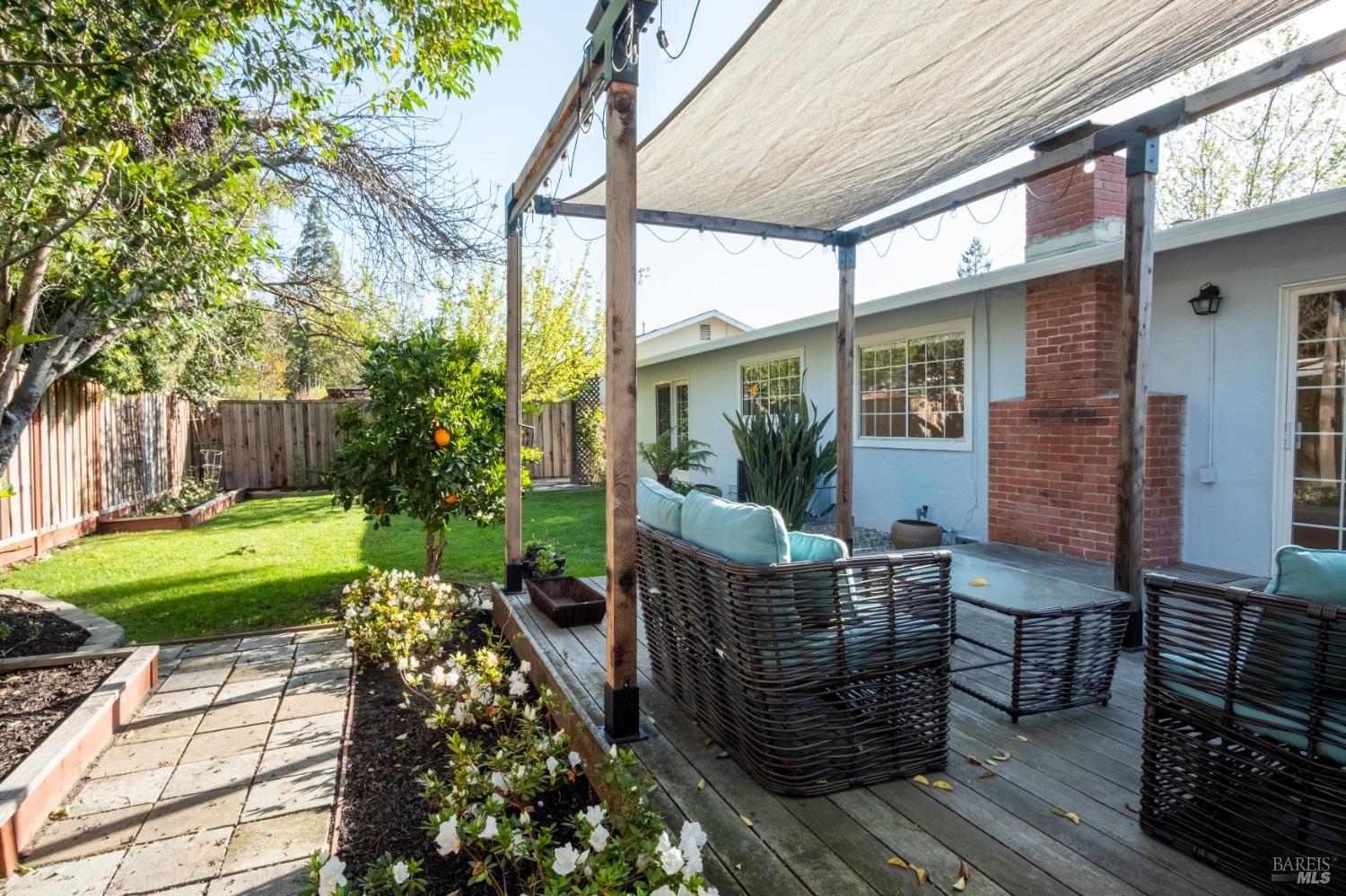 Detail Gallery Image 25 of 38 For 1425 Weaverly Dr, Petaluma,  CA 94954 - 3 Beds | 1/1 Baths