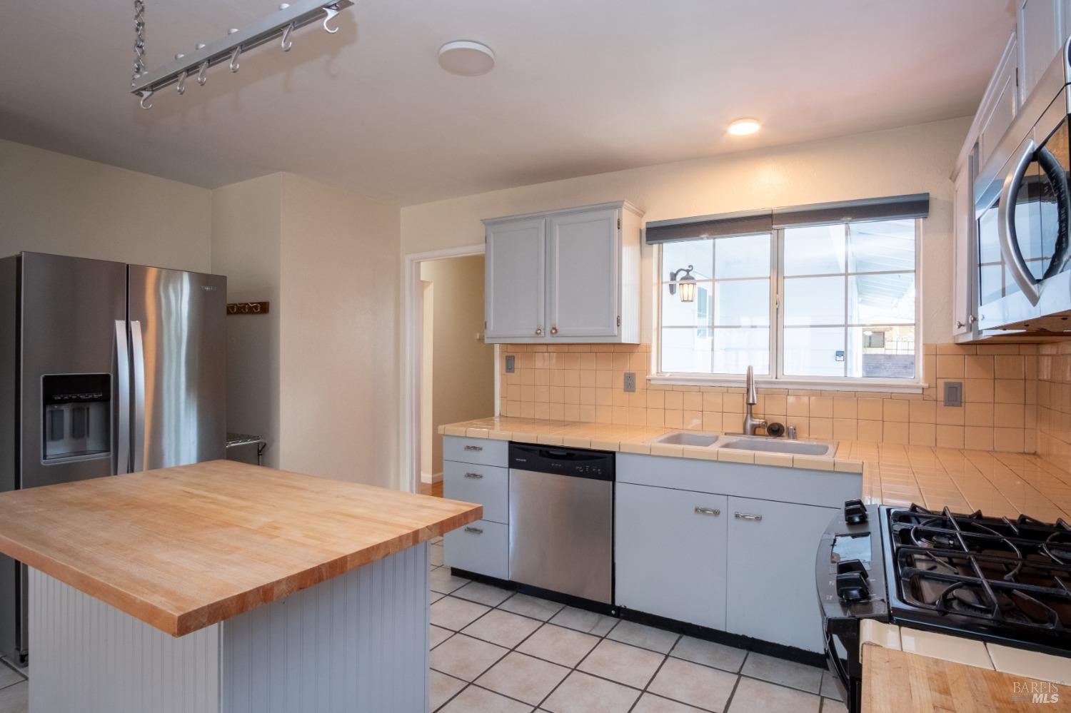 Detail Gallery Image 3 of 38 For 1425 Weaverly Dr, Petaluma,  CA 94954 - 3 Beds | 1/1 Baths