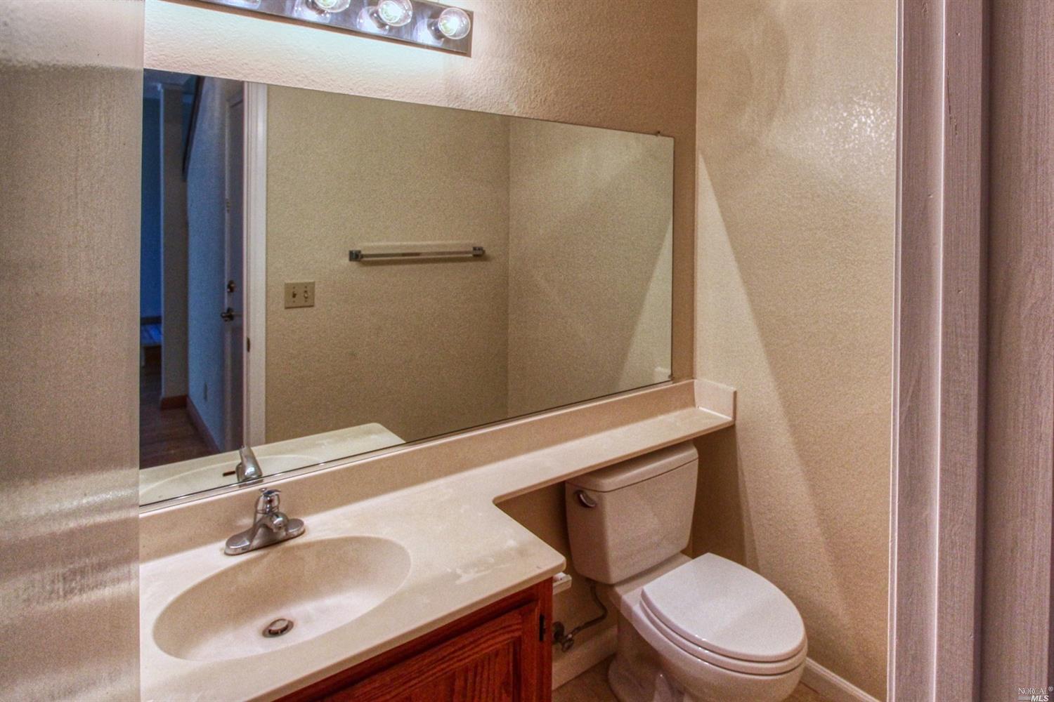 Detail Gallery Image 12 of 17 For 21 Regents Cir, Rohnert Park,  CA 94928 - 3 Beds | 2/1 Baths