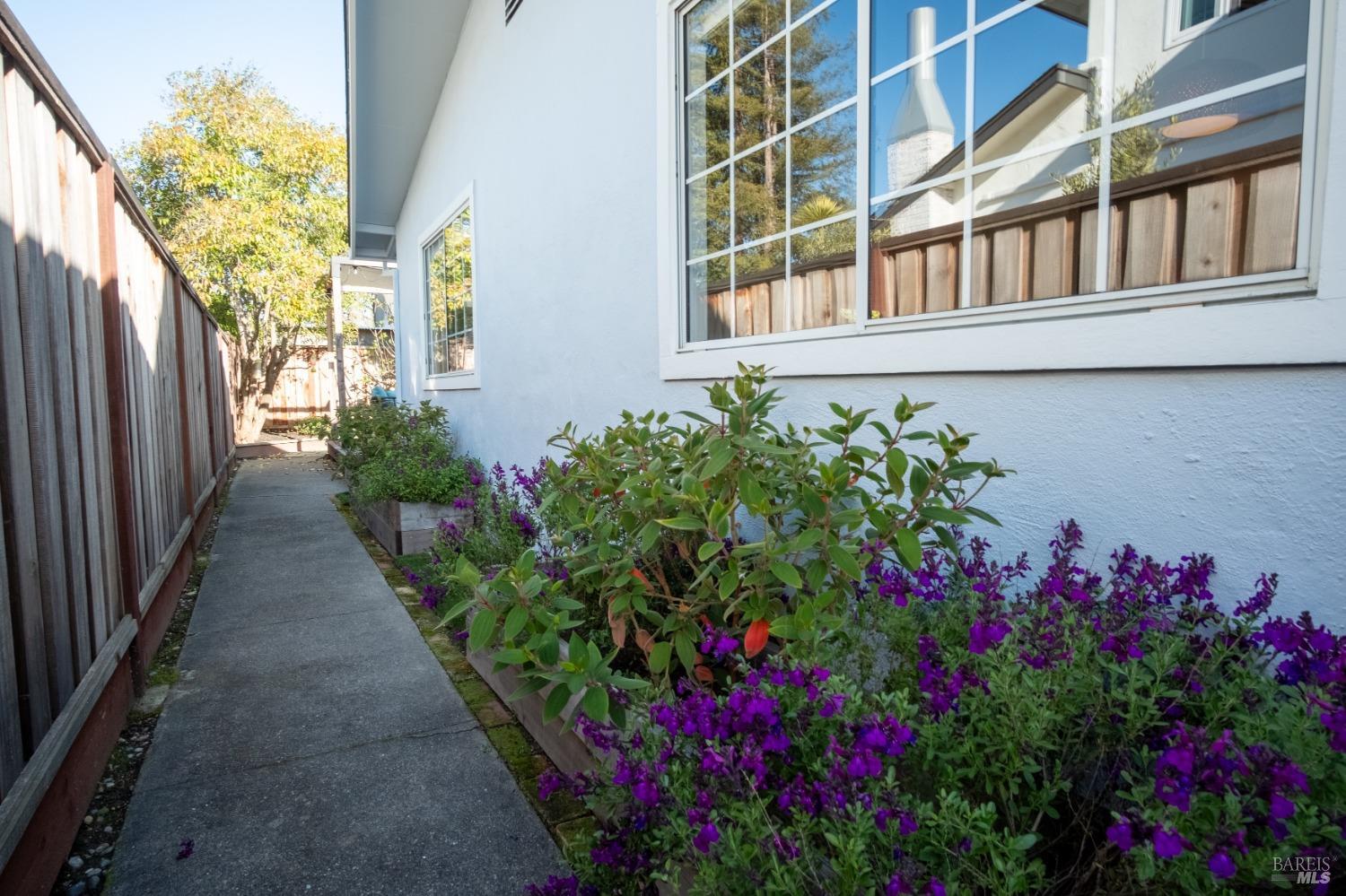 Detail Gallery Image 28 of 38 For 1425 Weaverly Dr, Petaluma,  CA 94954 - 3 Beds | 1/1 Baths