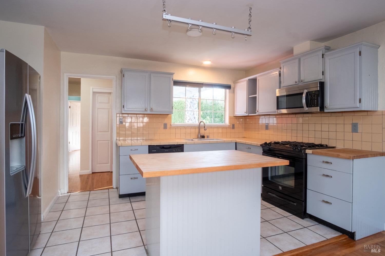 Detail Gallery Image 12 of 38 For 1425 Weaverly Dr, Petaluma,  CA 94954 - 3 Beds | 1/1 Baths