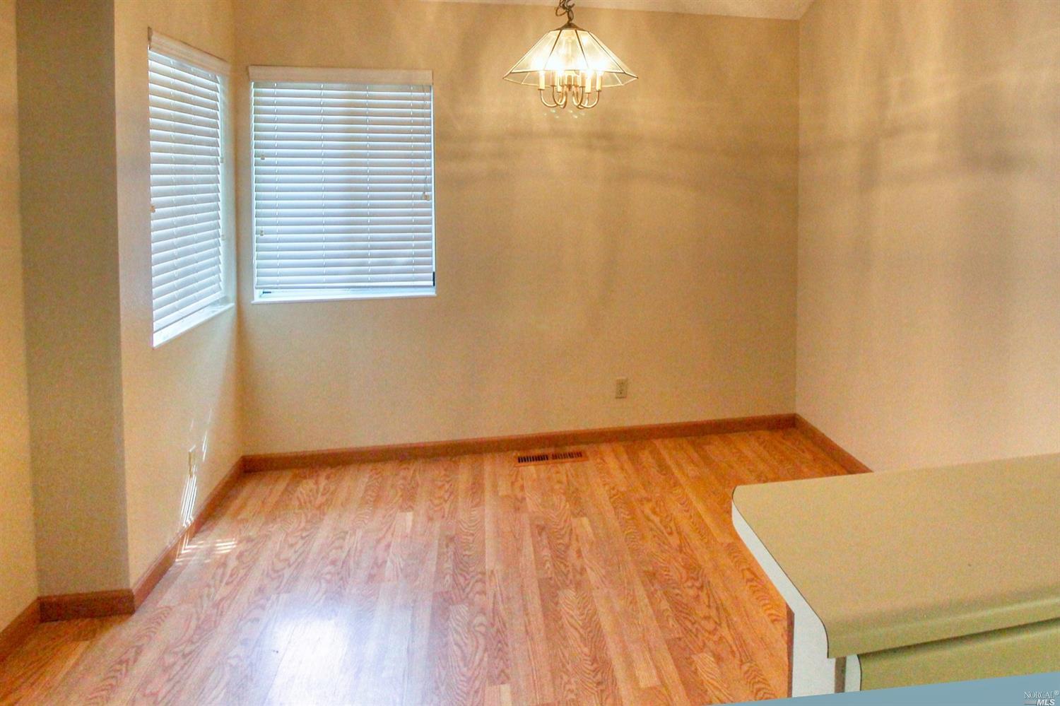 Detail Gallery Image 9 of 17 For 21 Regents Cir, Rohnert Park,  CA 94928 - 3 Beds | 2/1 Baths
