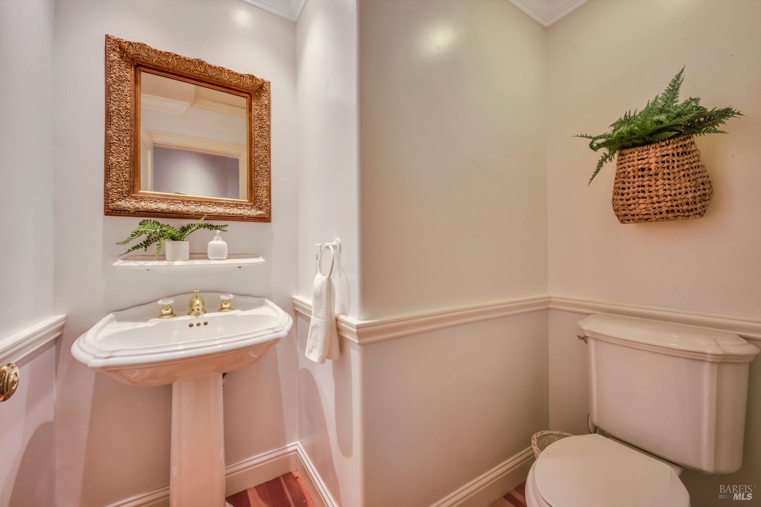 Detail Gallery Image 25 of 62 For 18520 Lakeridge Cir, Hidden Valley Lake,  CA 95467 - 3 Beds | 3/1 Baths