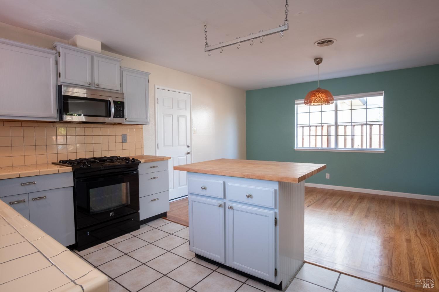 Detail Gallery Image 13 of 38 For 1425 Weaverly Dr, Petaluma,  CA 94954 - 3 Beds | 1/1 Baths