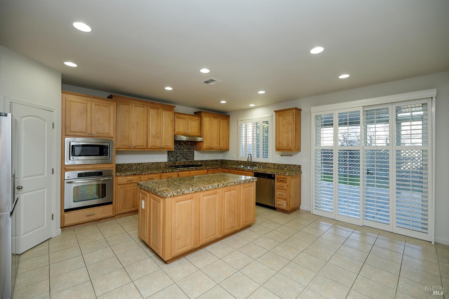 Detail Gallery Image 14 of 43 For 650 Canterbury Cir, Vacaville,  CA 95687 - 6 Beds | 4 Baths