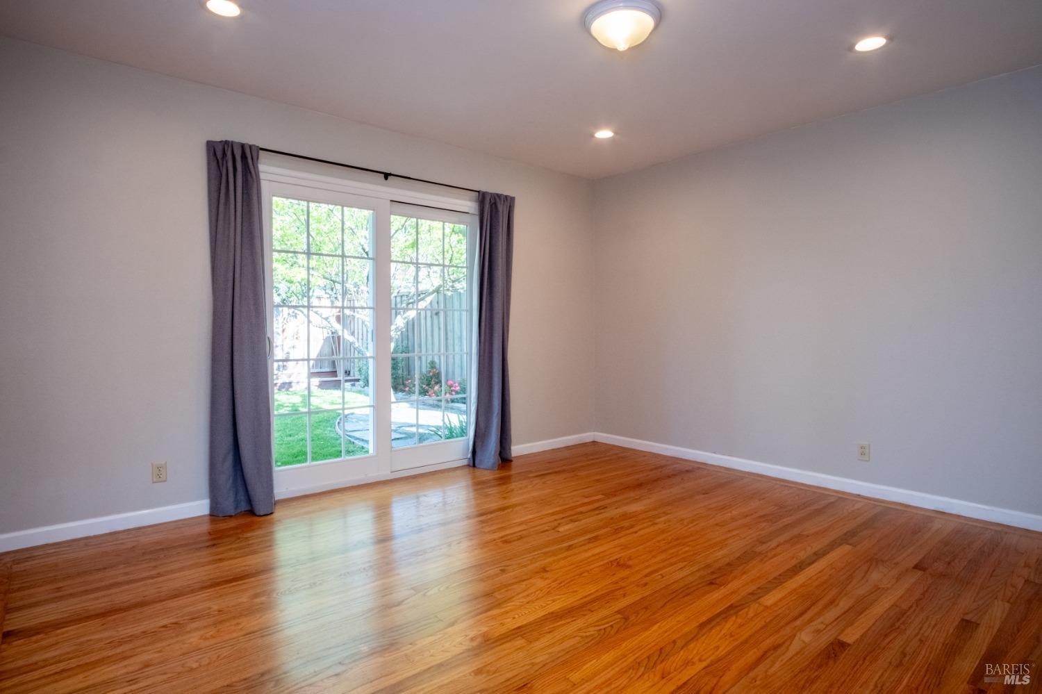 Detail Gallery Image 18 of 38 For 1425 Weaverly Dr, Petaluma,  CA 94954 - 3 Beds | 1/1 Baths
