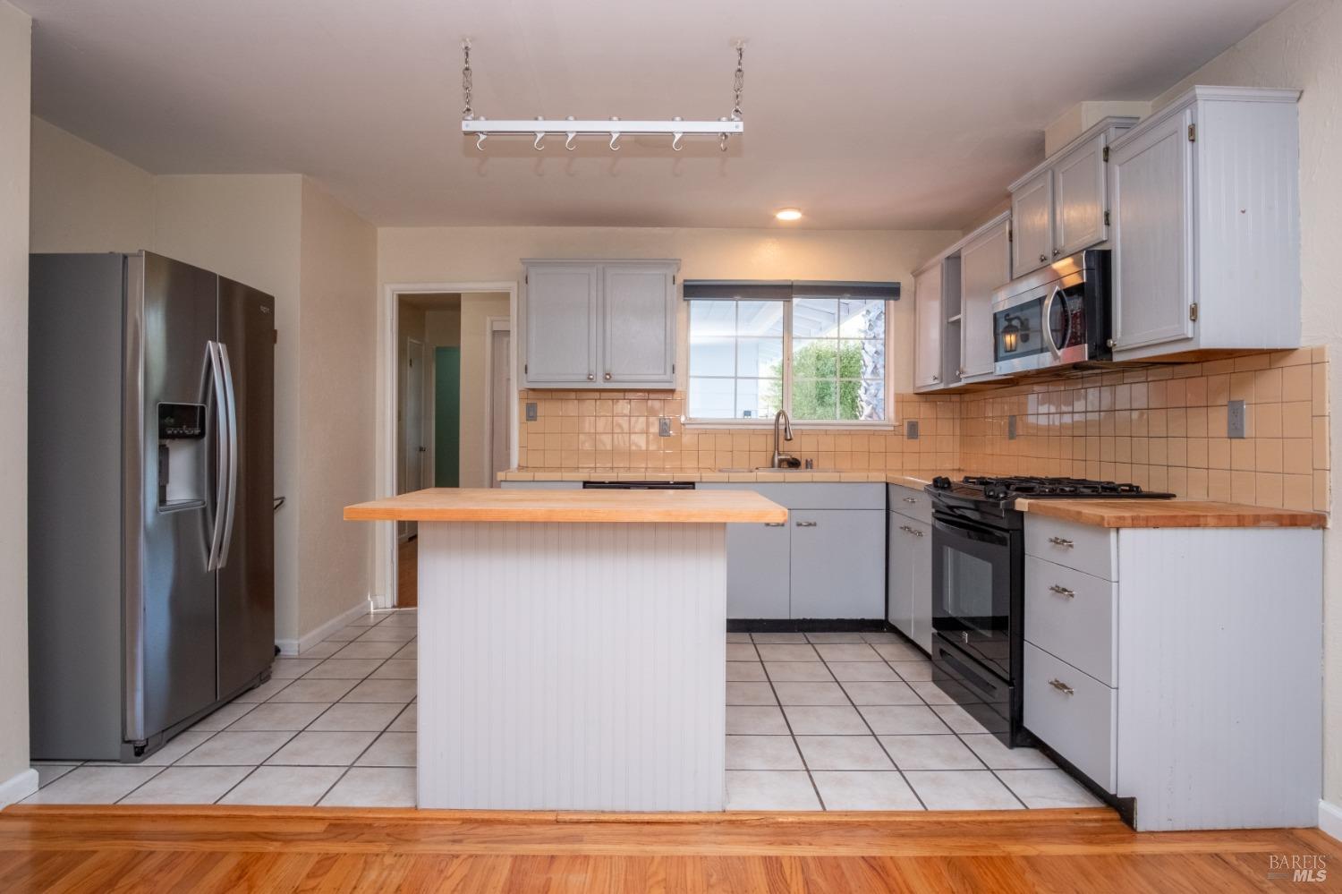 Detail Gallery Image 11 of 38 For 1425 Weaverly Dr, Petaluma,  CA 94954 - 3 Beds | 1/1 Baths