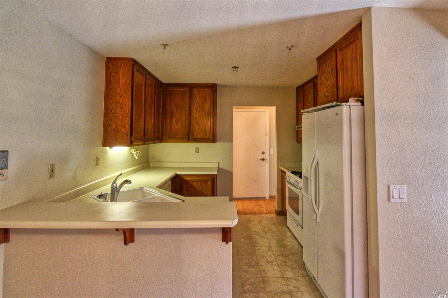 Detail Gallery Image 8 of 17 For 21 Regents Cir, Rohnert Park,  CA 94928 - 3 Beds | 2/1 Baths