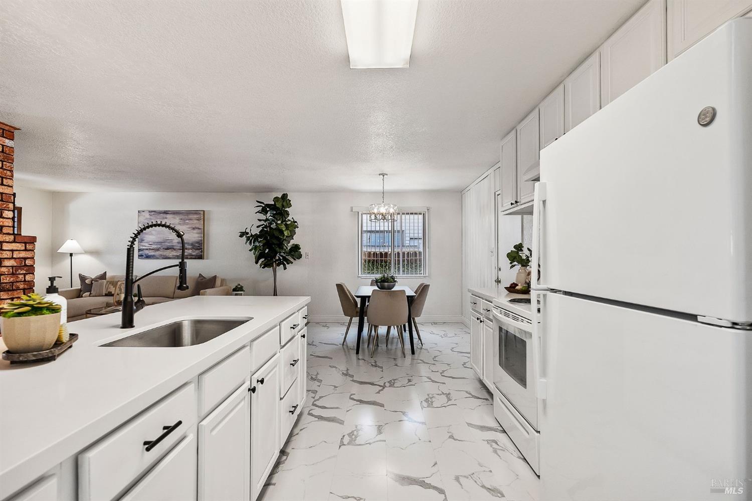 Detail Gallery Image 5 of 34 For 630 Sierra Dr, Dixon,  CA 95620 - 3 Beds | 2 Baths