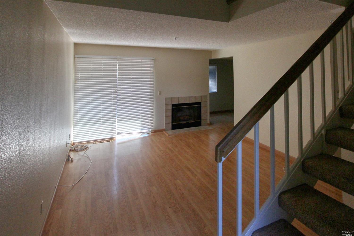 Detail Gallery Image 4 of 17 For 21 Regents Cir, Rohnert Park,  CA 94928 - 3 Beds | 2/1 Baths