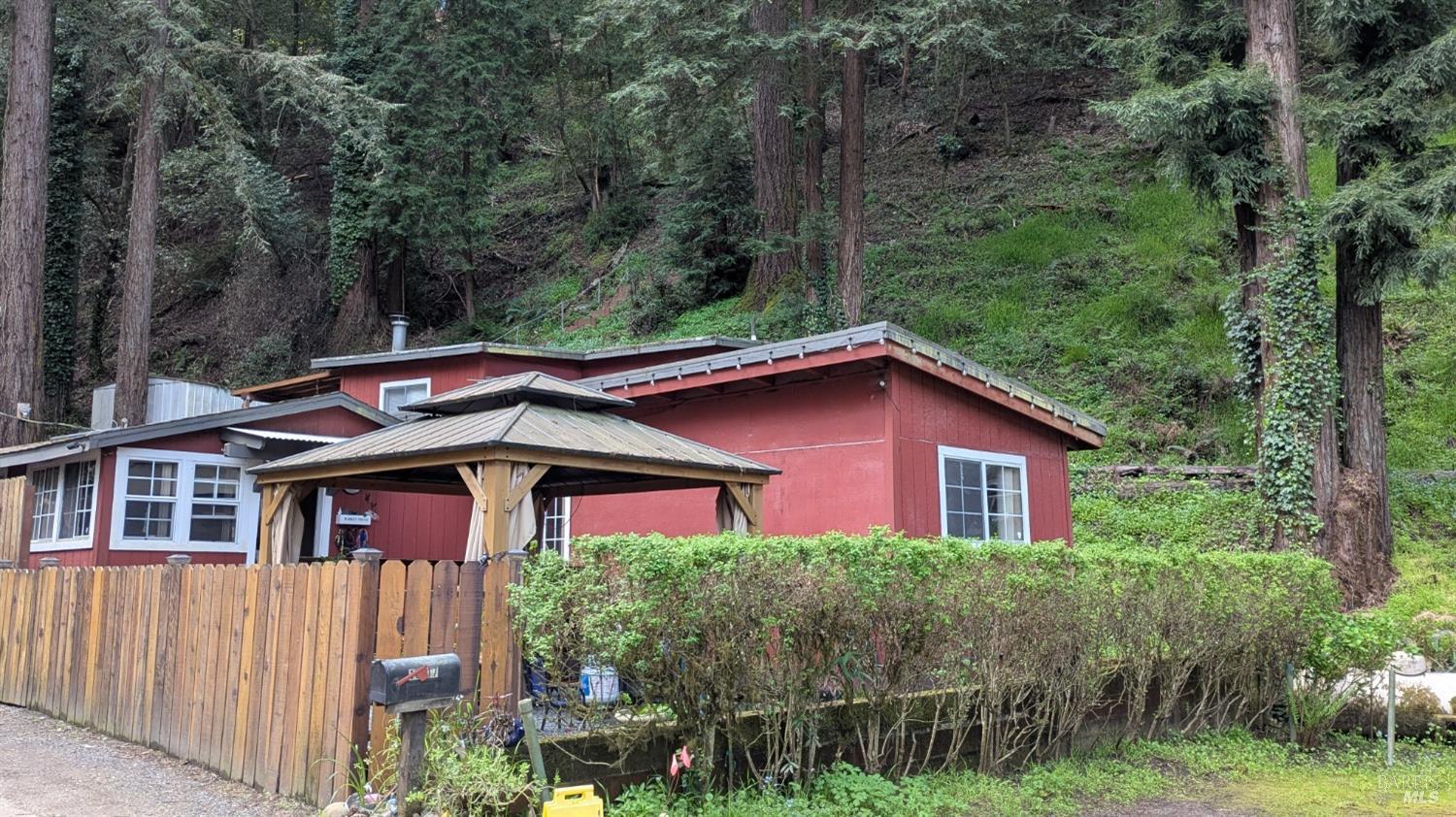 Detail Gallery Image 2 of 11 For 10817 Ogburn Ln, Forestville,  CA 95436 - 2 Beds | 1 Baths