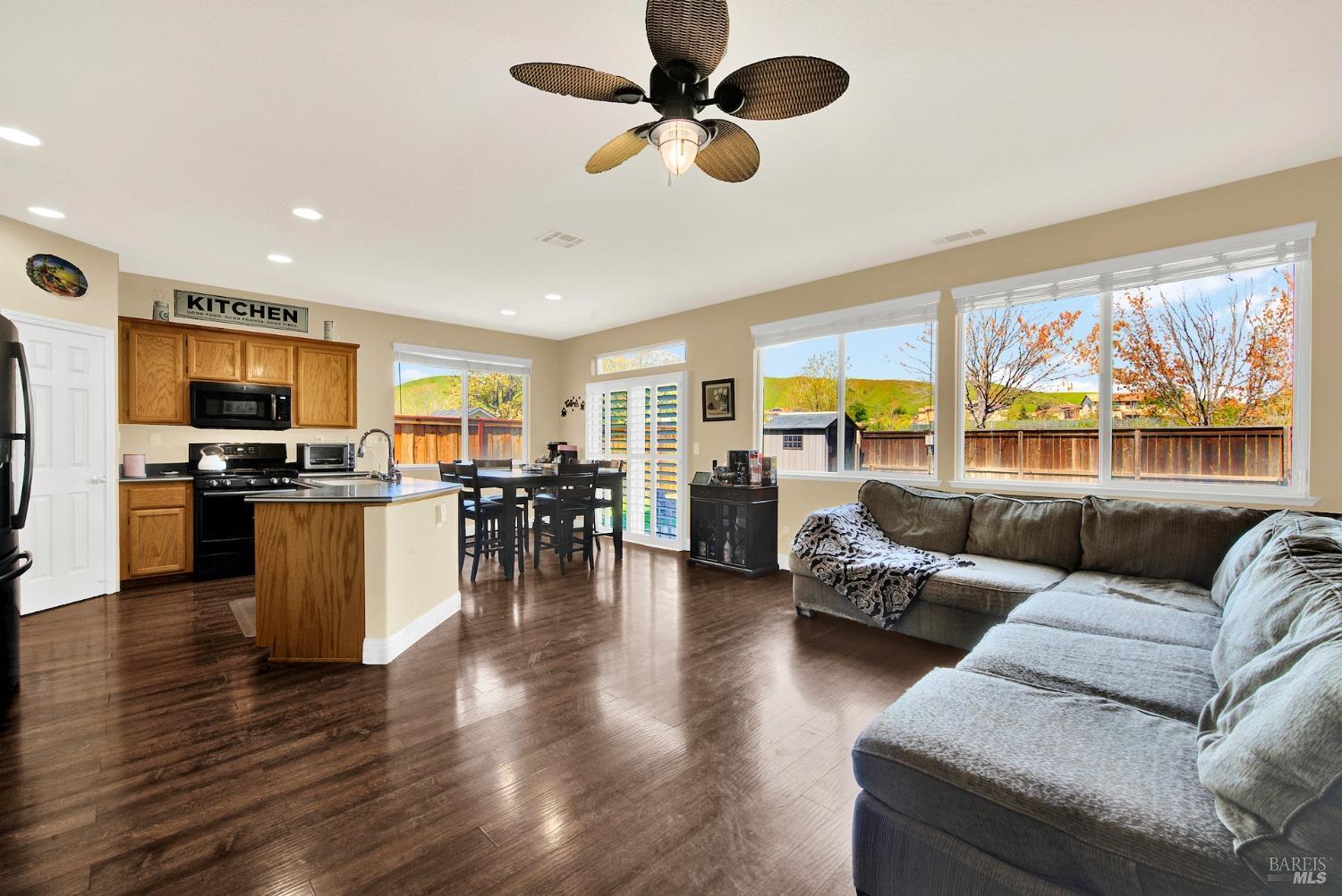 Detail Gallery Image 12 of 59 For 2518 Freitas Way, Fairfield,  CA 94533 - 5 Beds | 3 Baths