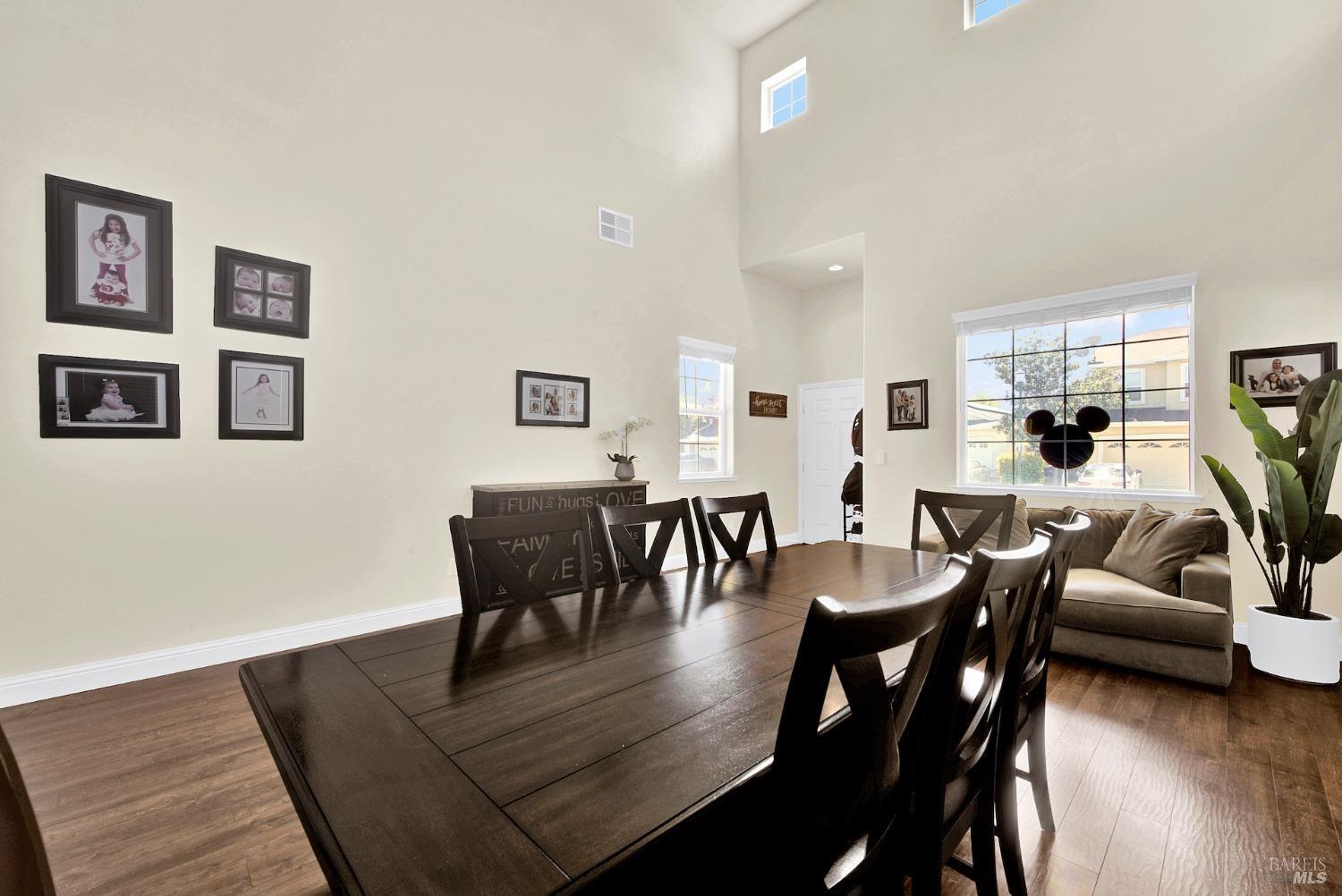 Detail Gallery Image 9 of 59 For 2518 Freitas Way, Fairfield,  CA 94533 - 5 Beds | 3 Baths