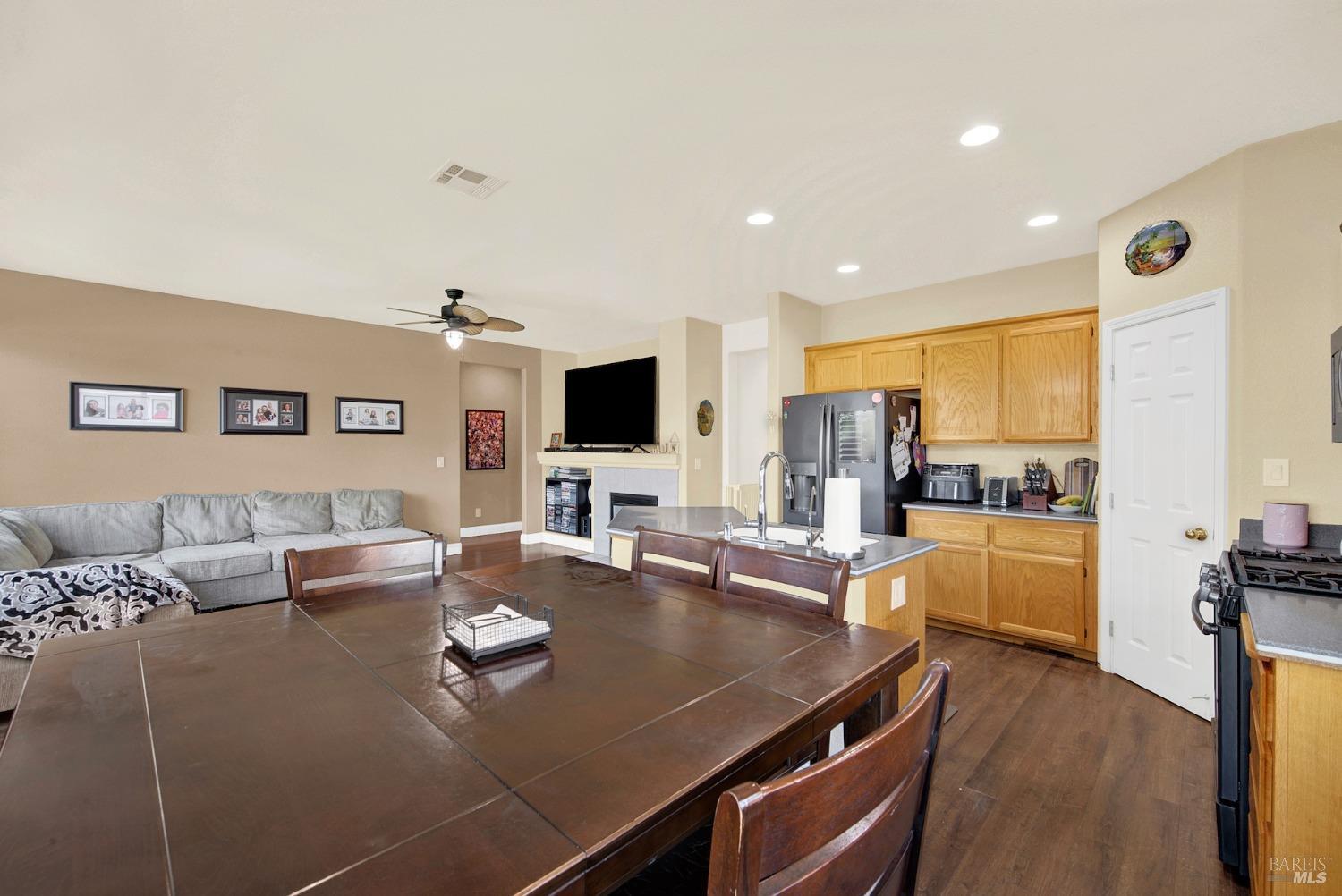 Detail Gallery Image 17 of 59 For 2518 Freitas Way, Fairfield,  CA 94533 - 5 Beds | 3 Baths