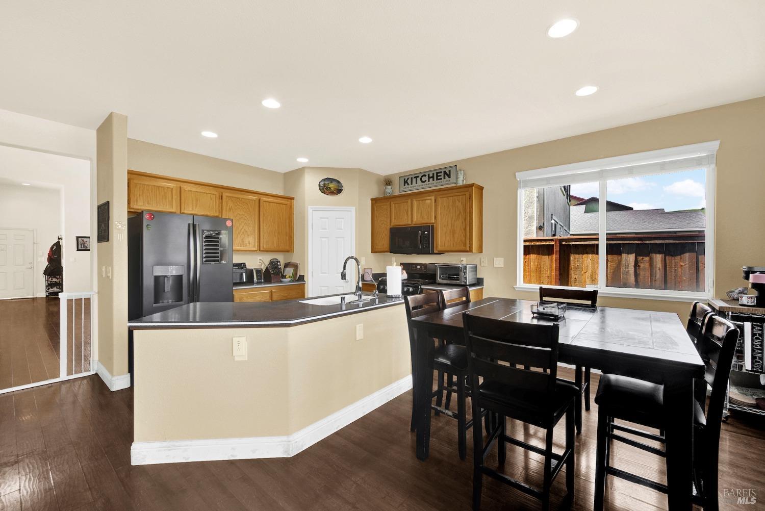 Detail Gallery Image 16 of 59 For 2518 Freitas Way, Fairfield,  CA 94533 - 5 Beds | 3 Baths