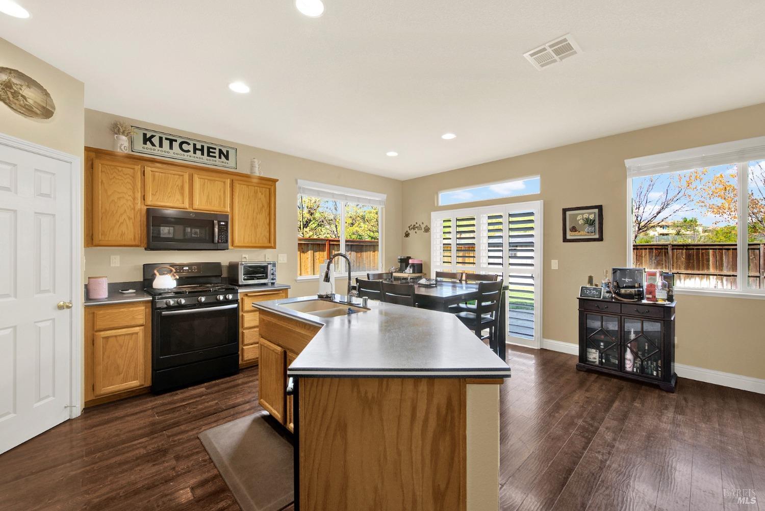 Detail Gallery Image 21 of 59 For 2518 Freitas Way, Fairfield,  CA 94533 - 5 Beds | 3 Baths