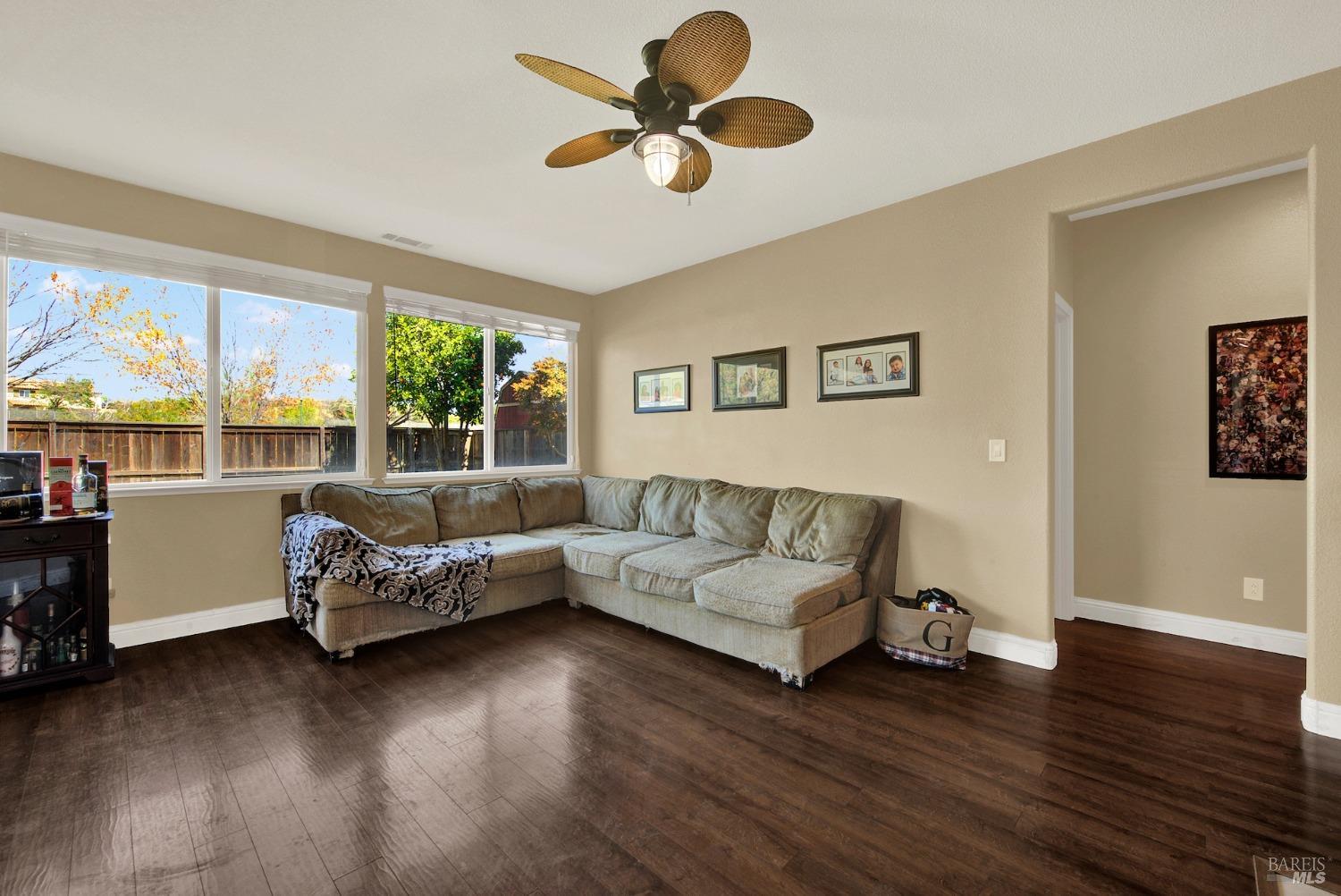 Detail Gallery Image 11 of 59 For 2518 Freitas Way, Fairfield,  CA 94533 - 5 Beds | 3 Baths