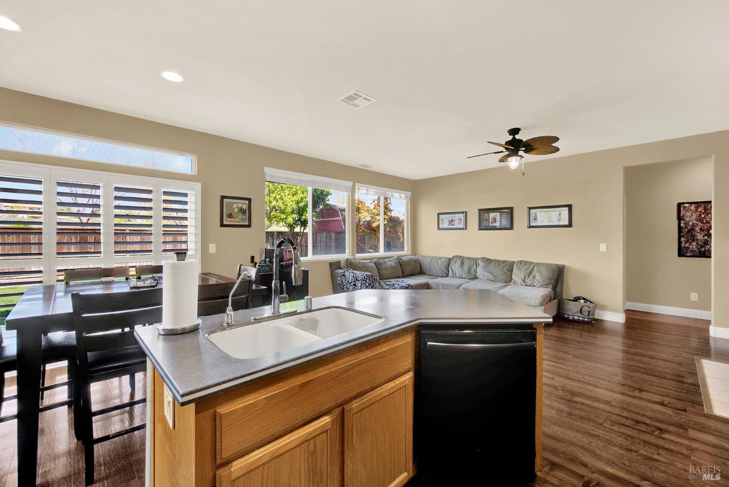 Detail Gallery Image 20 of 59 For 2518 Freitas Way, Fairfield,  CA 94533 - 5 Beds | 3 Baths