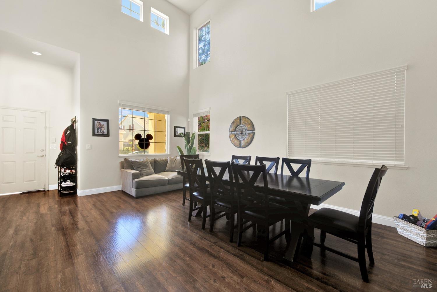Detail Gallery Image 7 of 59 For 2518 Freitas Way, Fairfield,  CA 94533 - 5 Beds | 3 Baths