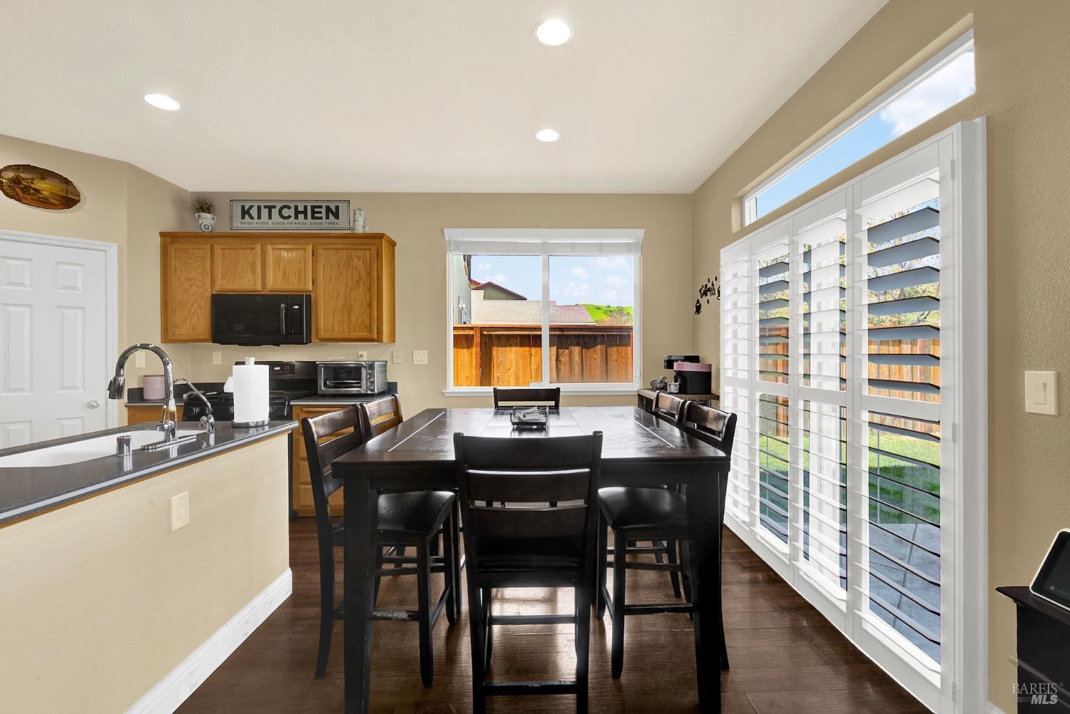 Detail Gallery Image 15 of 59 For 2518 Freitas Way, Fairfield,  CA 94533 - 5 Beds | 3 Baths