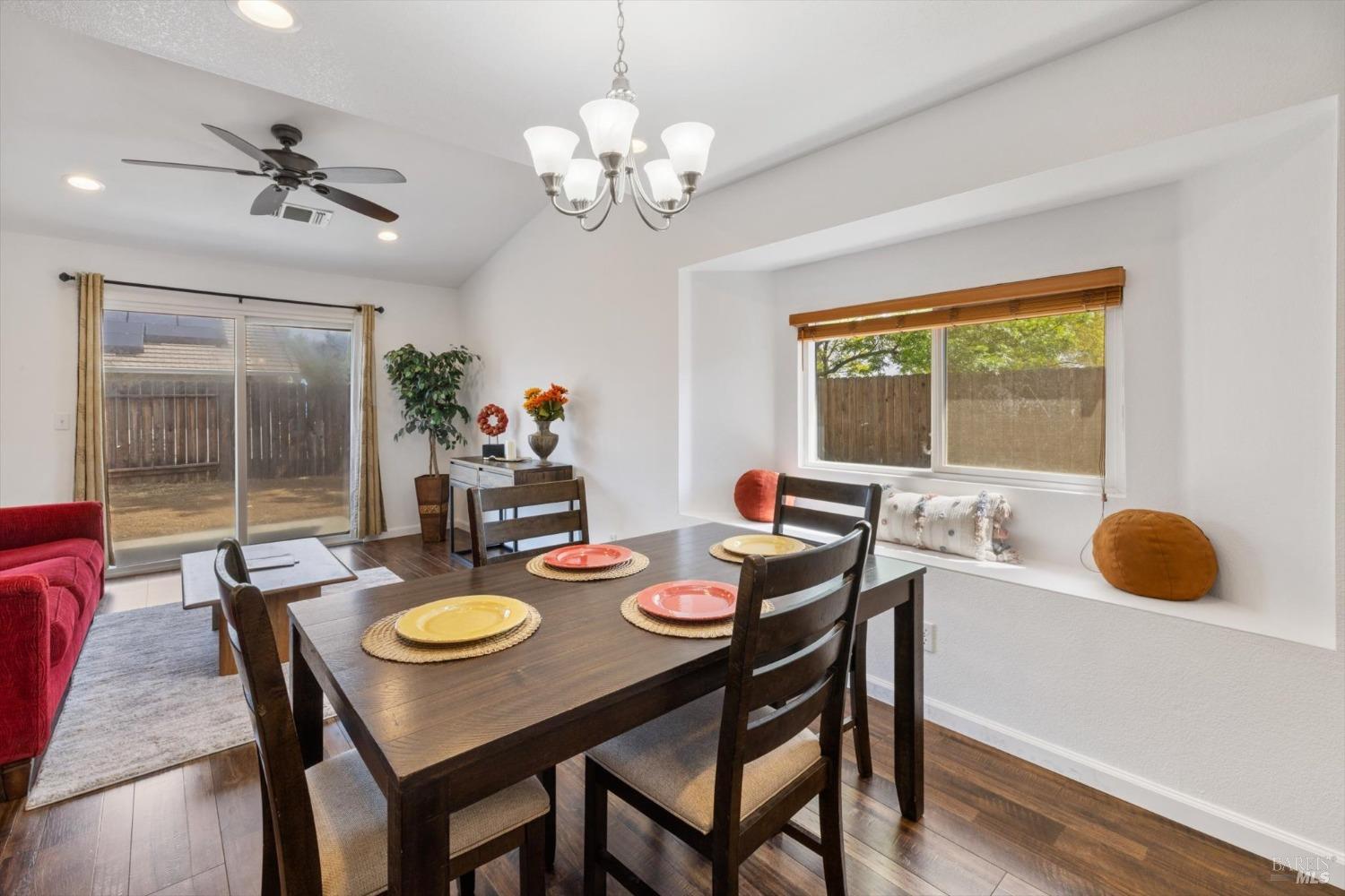 Detail Gallery Image 9 of 41 For 1880 Quail Meadows Cir, Vacaville,  CA 95687 - 3 Beds | 2 Baths