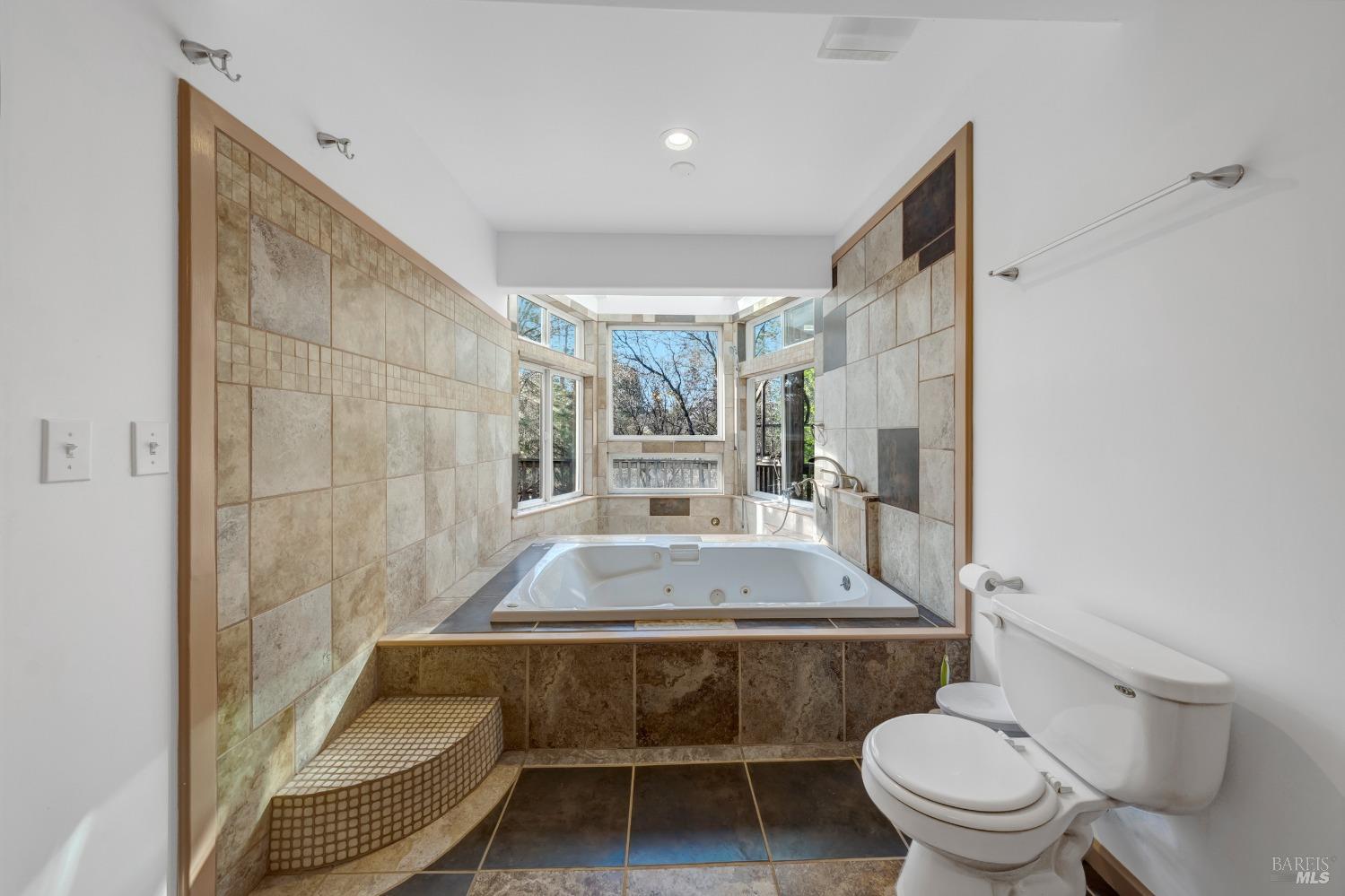 Detail Gallery Image 32 of 56 For 11575 Loch Lomond Rd, Middletown,  CA 95461 - 3 Beds | 3 Baths