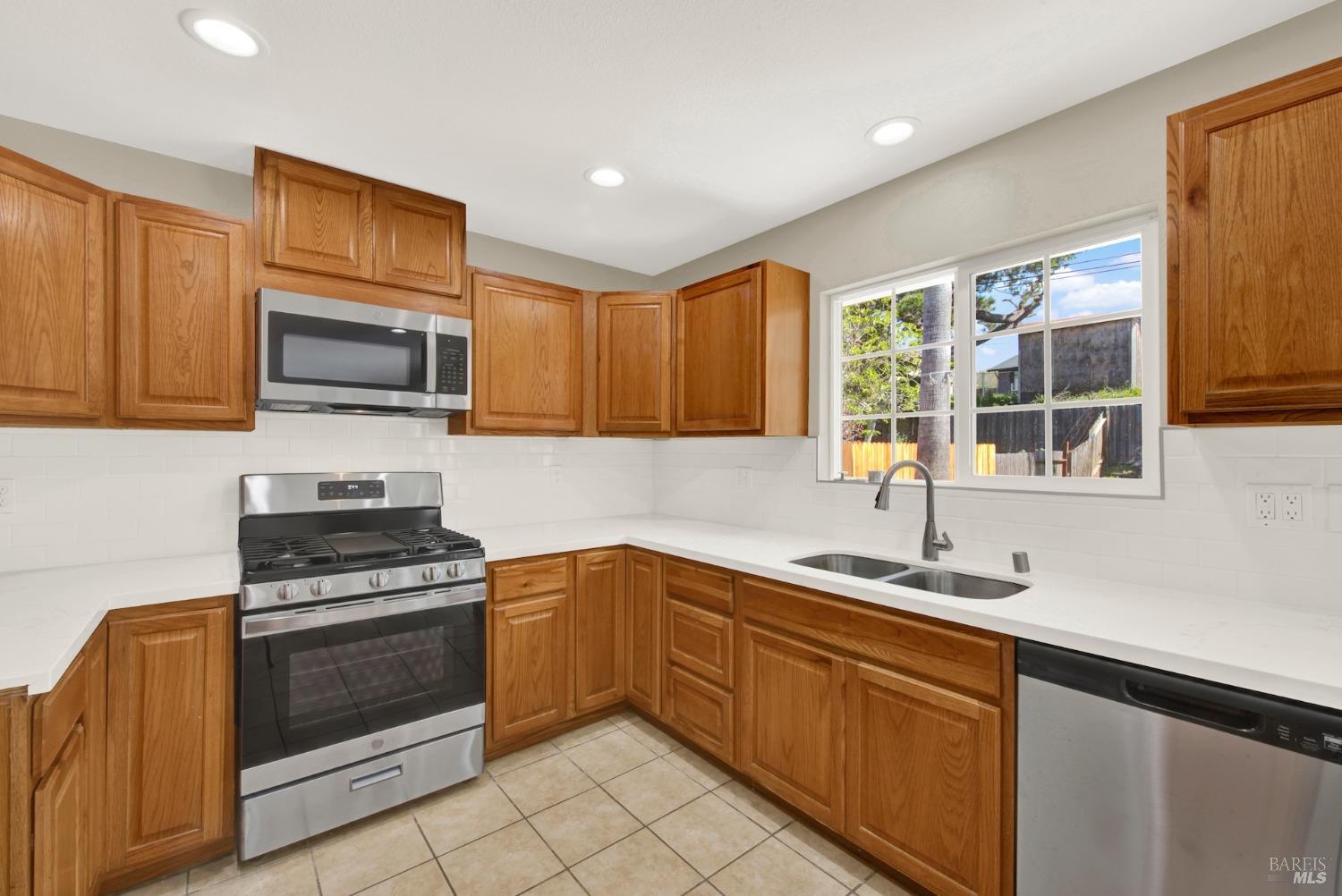Detail Gallery Image 5 of 18 For 630 Mini Dr, Vallejo,  CA 94589 - 3 Beds | 2 Baths